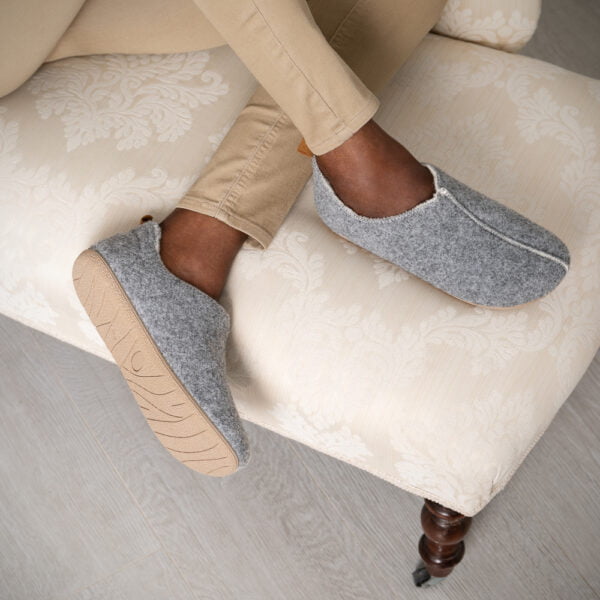 Yofi - Woemen's sustainable slippers.